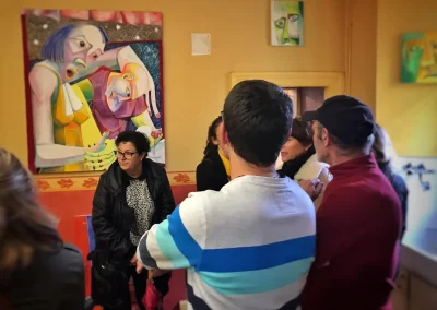 22 au 22 - Personnes devant des tableaux
