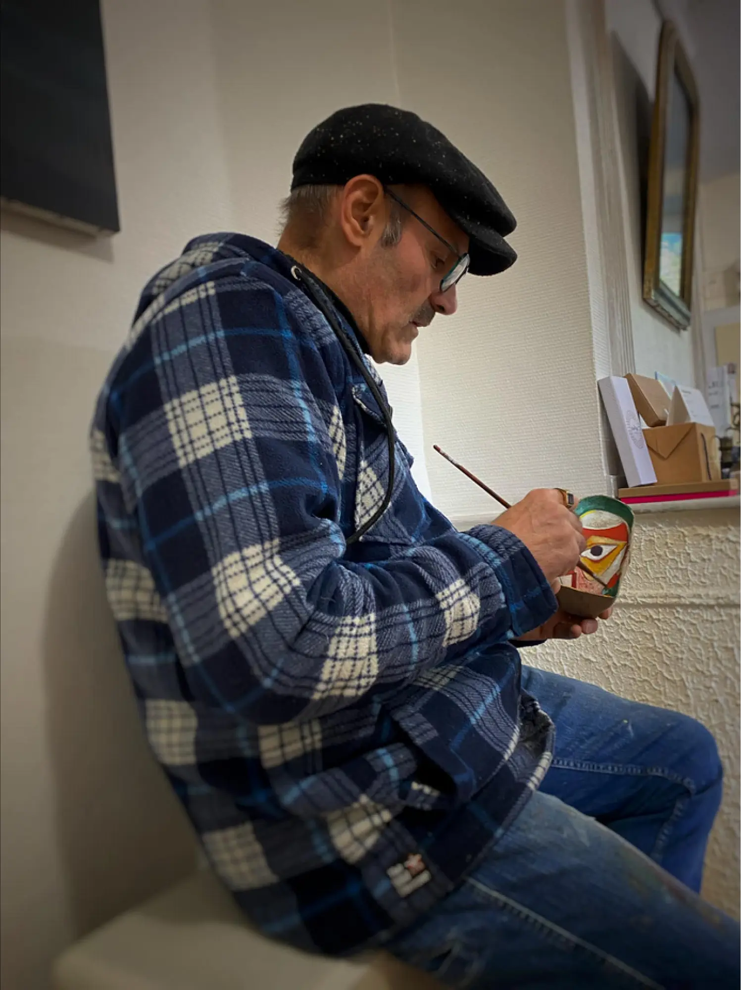 Marc Baro 4 L'artiste peintre Marc Baro en train de peindre une figurine